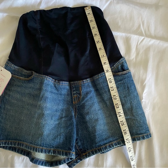 Crossover Panel Midi Shorts - Picture 5 of 10